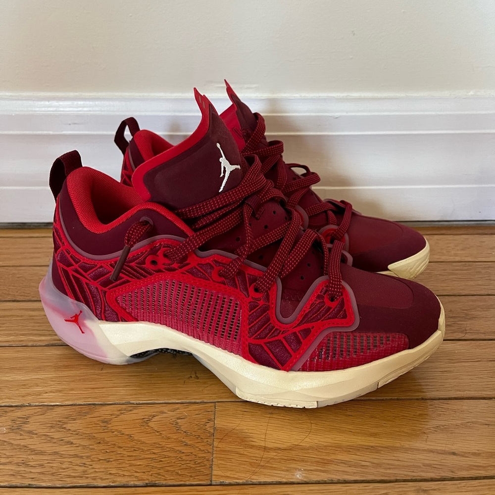 Nike Air Jordan 37 Low Lift Up Womens Sneakers in red burgundy size US 8.5